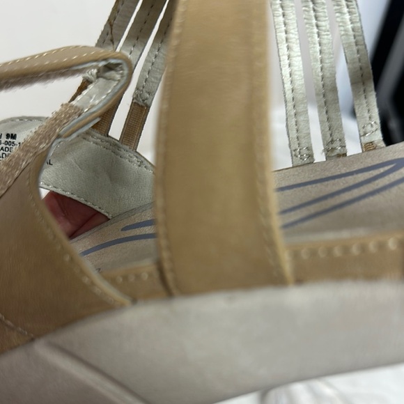 BareTraps Tan Sandals Stylish Comfort Strappy Design - Picture 12 of 16